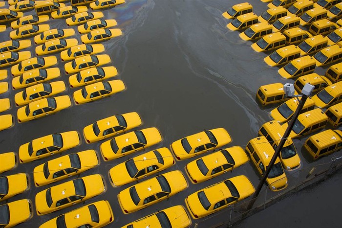 Khu đậu xe taxi bị ngập lụt do bão Sandy gây ra hôm 30/10 ở Hoboken, N.J.